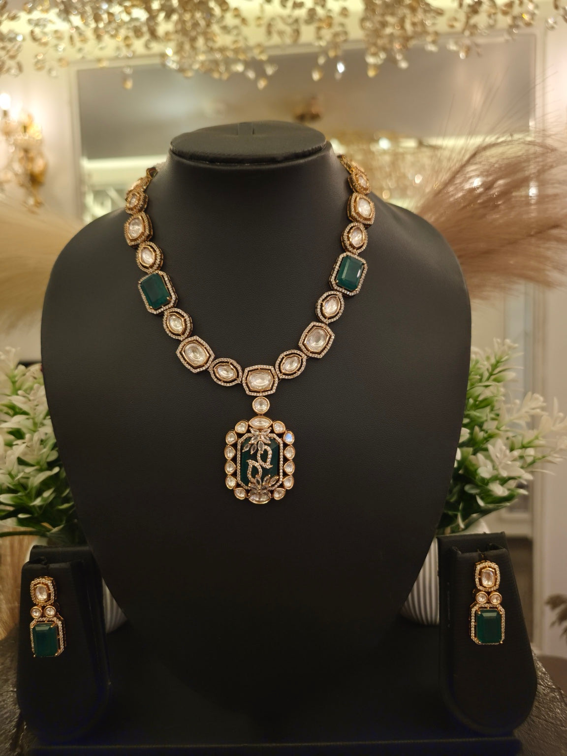 Noorjahaan emerald pendant set