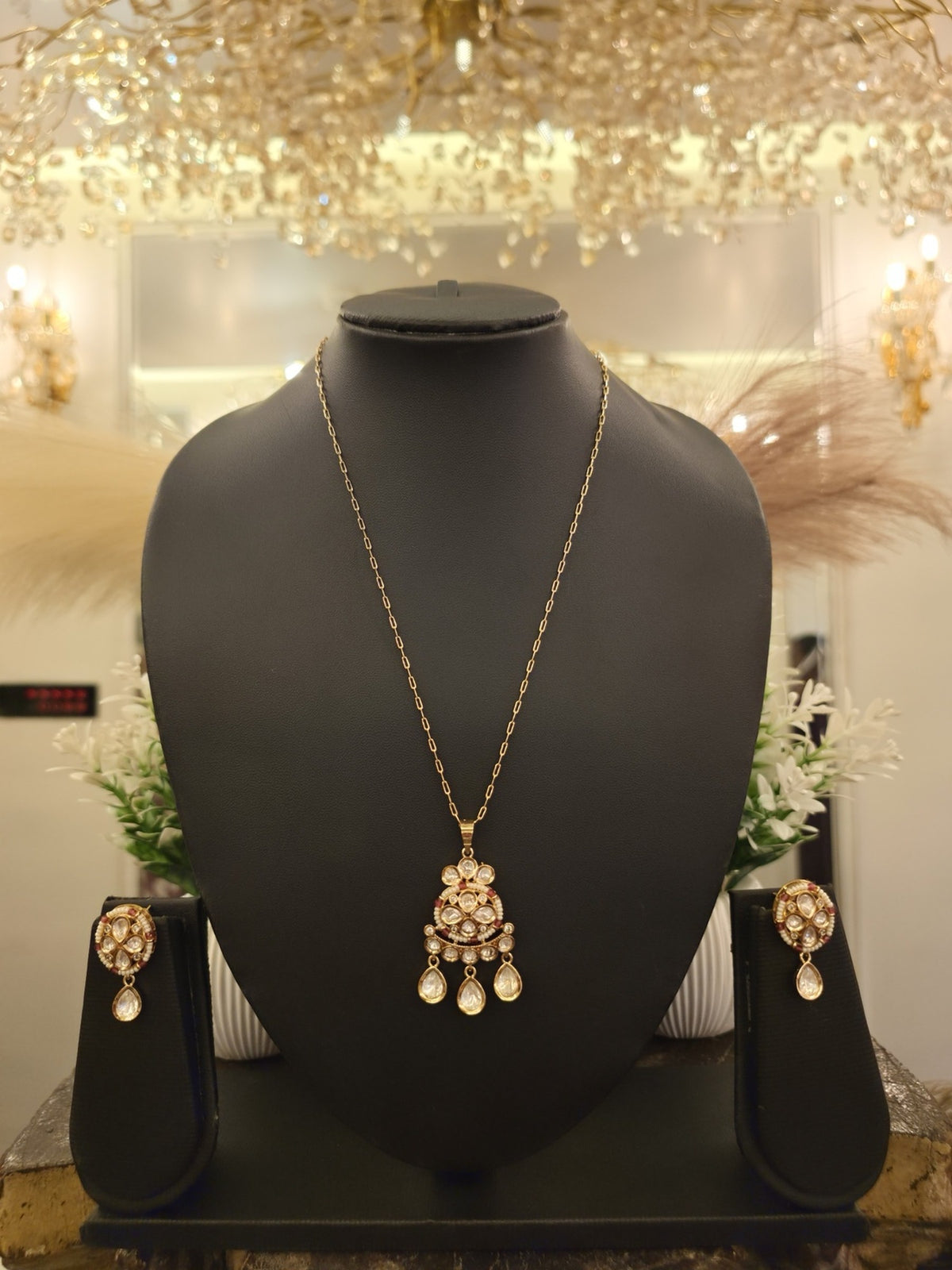 Kundan Teardrop Pendant Set