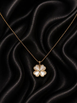 Lunara Clover Pendant